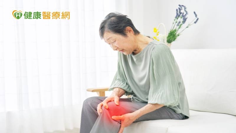 90旬嬤膝蓋痛到走路無法超過10分鐘　「1治療法」助行
