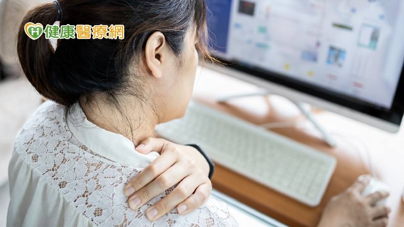 肩頸痠痛與坐姿有關！　教你3步驟正確調整坐姿、1招避免「烏龜頸」　