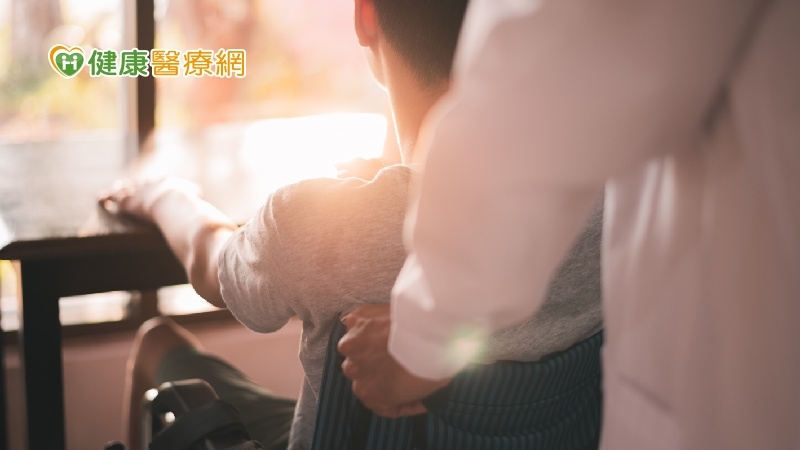 【失能照護】哪種輔具補助最優惠？　長照／身障比一比