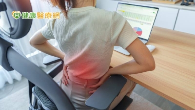 長期久坐腰痠背痛？　2個動作輕鬆減緩痠痛問題！