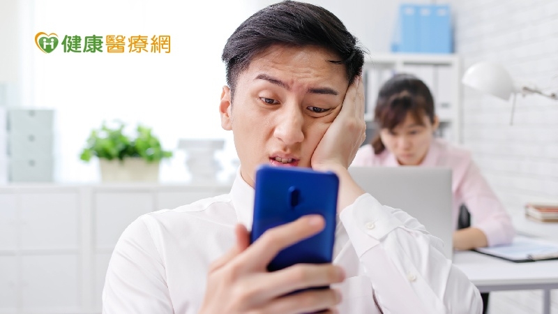 「叮叮叮」訊息聲好煩！　專家教你3招擺脫手機強迫症