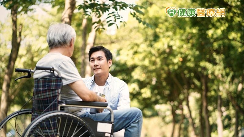 【失能照護】如何照顧殘疾家人？　請看護還是送安養中心
