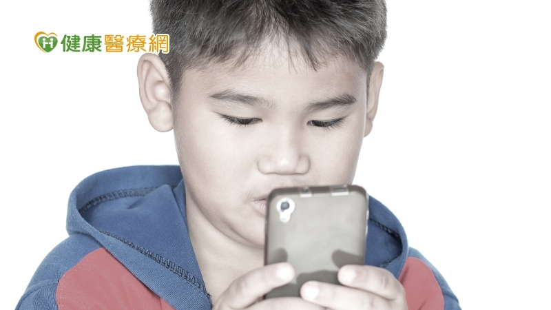 沉迷社群媒體恐改變大腦！　醫：13歲加入社群媒體太早