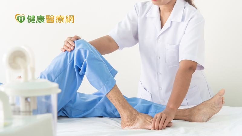 【失能照護】植物人長期臥床最怕「壓瘡」　護理師教你翻身、擺位正確步驟！