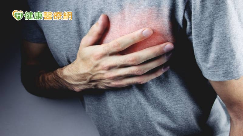睡到一半胸部劇痛竟是「1致命疾病」！　醫嘆：都是突然的發生
