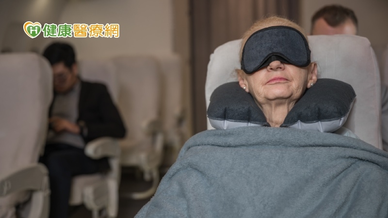 空姐沒告訴你的事　飛機毯「幾乎不洗」、小孩擾人怎麼辦？