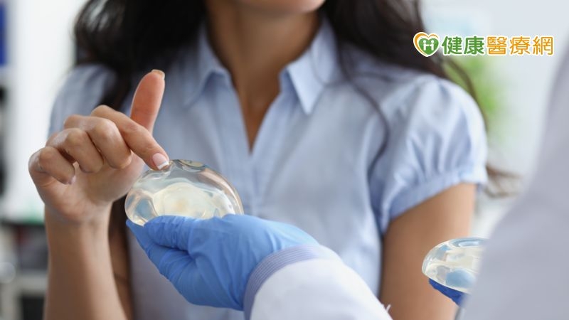 隆乳之後為什麼運動時乳房會跳躍變形呢？