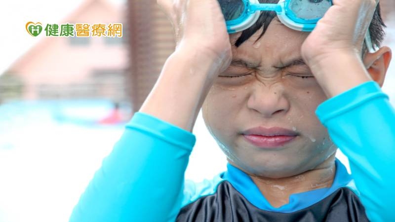 泡湯、游泳戴隱眼小心感染「這病」　醫：致病原超頑強