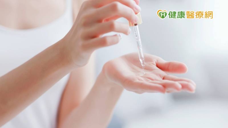 保濕精華液越黏稠越好？　錯！當心是添加「這2種成分」