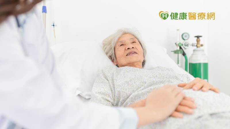 紅斑性狼瘡的傷口深可見骨　靠PRF治療十天癒合