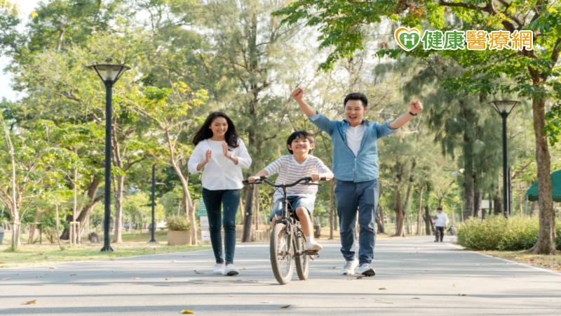不要再玩手機！國小童逾半運動不足　3招增活動量兼親子關係