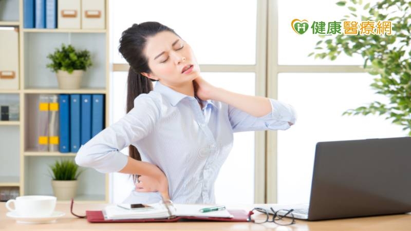 肩頸肌肉緊繃、痠痛引頭痛　竟是肌筋膜發炎作祟