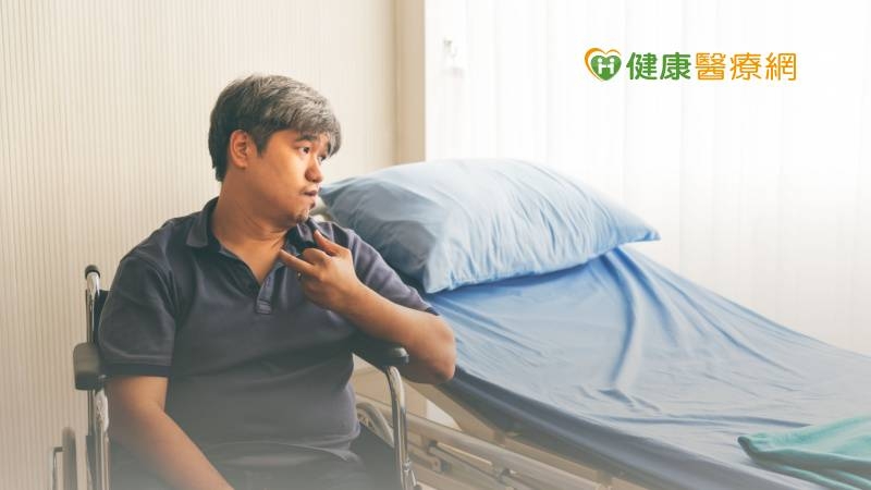 警值勤突癱軟！友見狀喊：「你中風了」　自我檢測8大危險因子