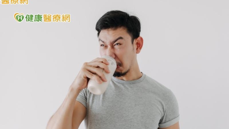 知名健身蛋白粉含禁用防腐劑　吃下苯甲酸是否會致癌？