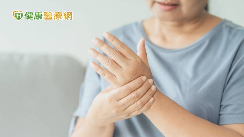 手腕痛、無力X光片一看骨骼已變形　醫：是類風濕性關節炎惹禍