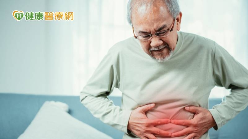七旬翁腹痛逾一年、糞便潛血呈陽性　竟是大腸憩室炎惹禍