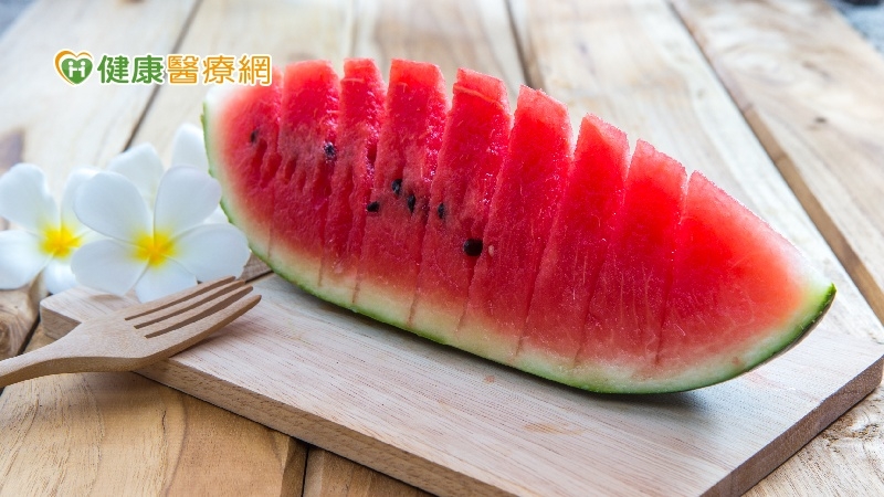 吃西瓜消暑又營養！　但腸胃弱的人不要在這時間吃