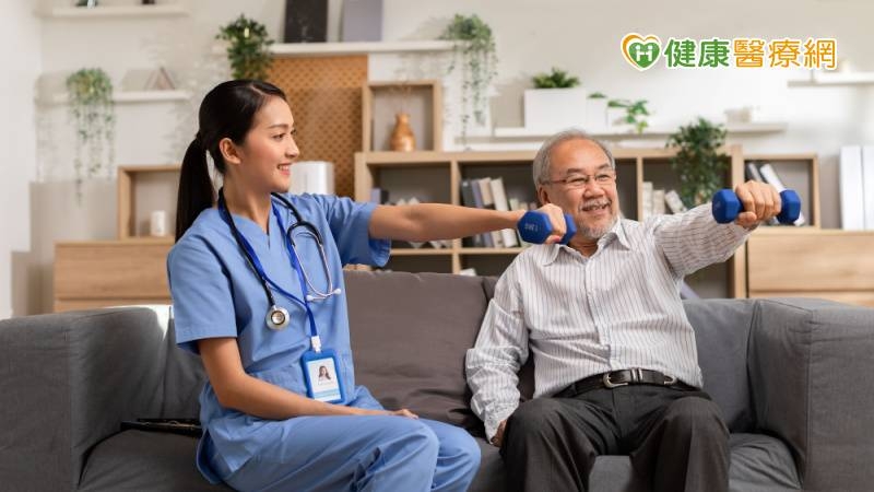 照顧失能者別只「幫他做」！　居家服務與復能訓練銜接防退化