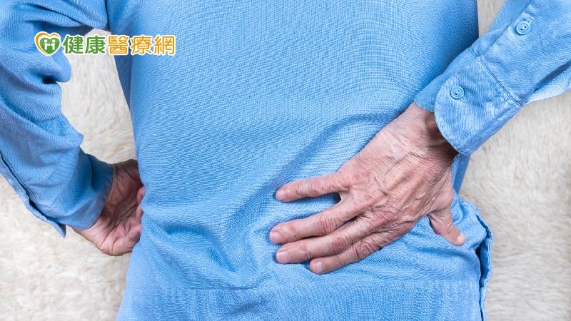 腰酸背痛是肌肉痠痛？還是脊椎神經壓迫造成？　醫師教你區分方式！