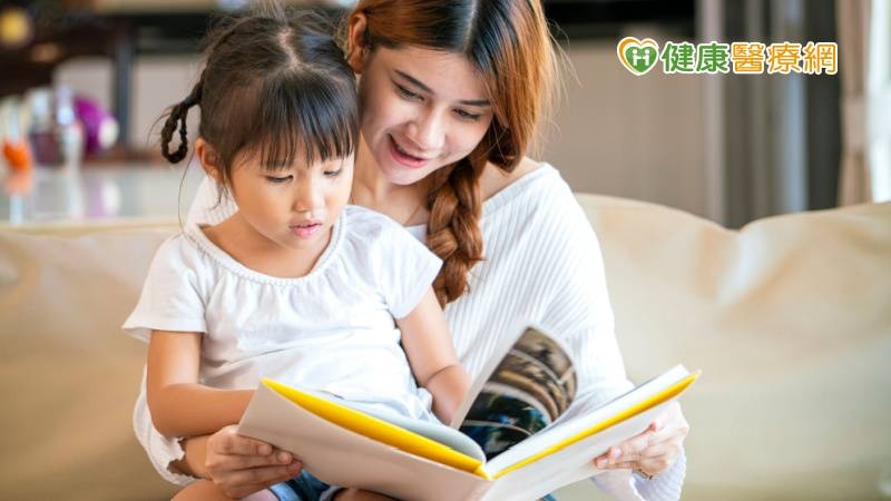親子共讀激發孩子潛力，繪本如何挑？　專家解答各年齡所需
