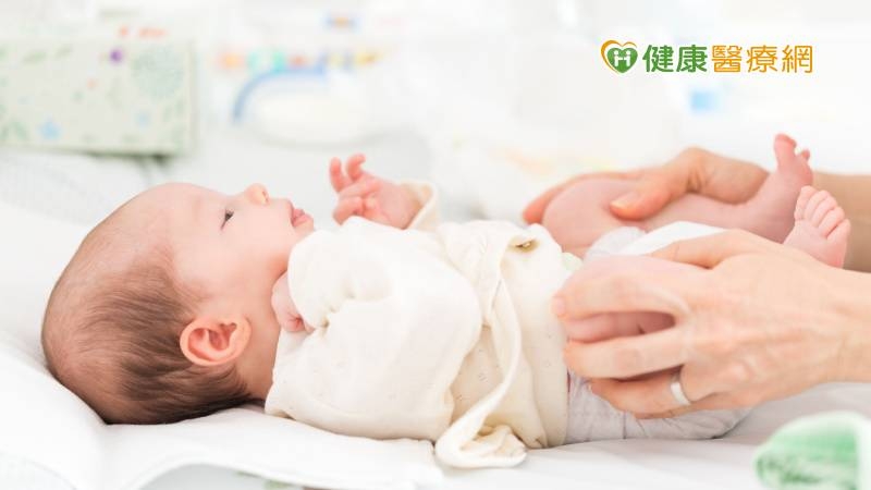 新生兒髖關節發育不良怎辦？　「馬鞍型吊帶」照護三個月恢復正常