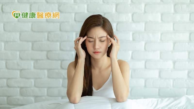 頭痛別輕忽！3大症狀恐是「原發性腦瘤」　如何檢查、治療？醫師這樣說