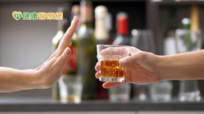 逾14%大學生飲酒過量　國健署傳授5招拒絕勸酒！聚會喝酒別再「乎乾啦」