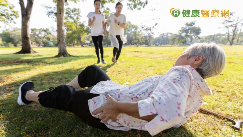 臺灣堪稱「骨折王國」！長者跌倒死亡率高 「新復健策略」降風險