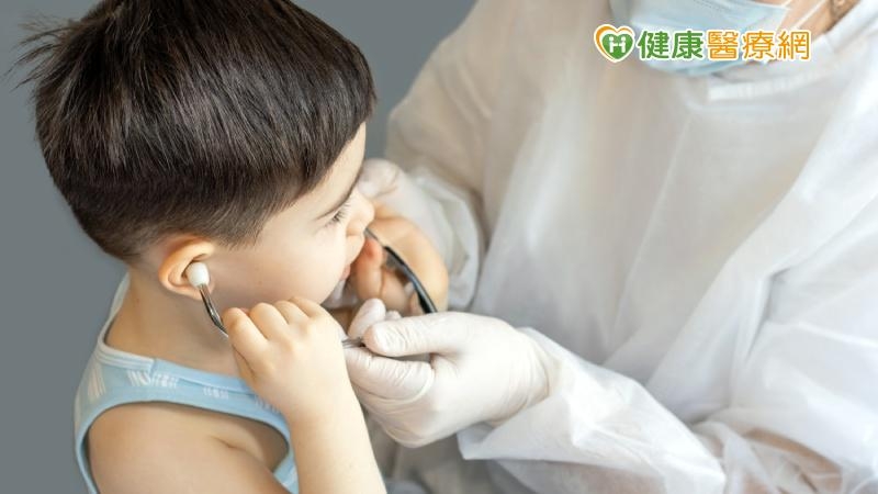 3歲蔡波能「耳內積水」動手術　醫傳授如何處理孩子鼻涕