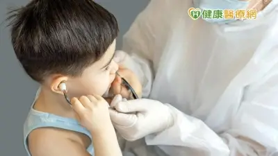 3歲蔡波能「耳內積水」動手術　醫傳授如何處理孩子鼻涕