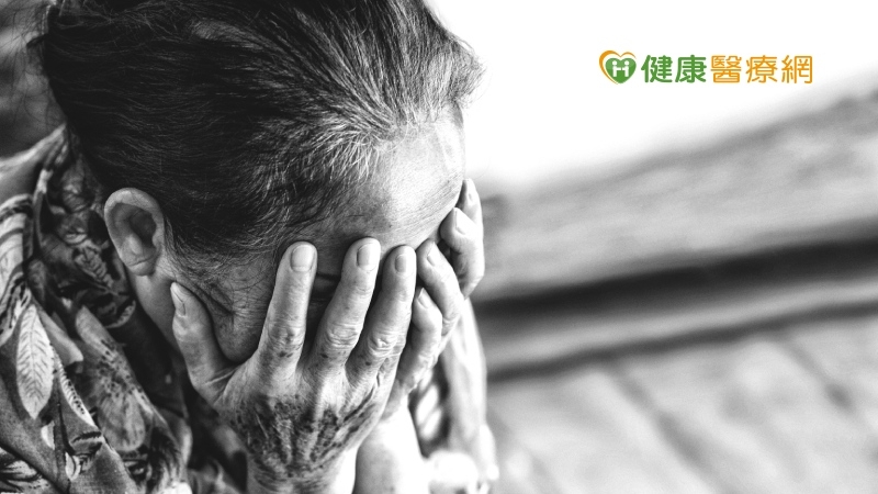 高齡嬤與兒爭執重摔流血　女性長者受虐高達男性2倍！　