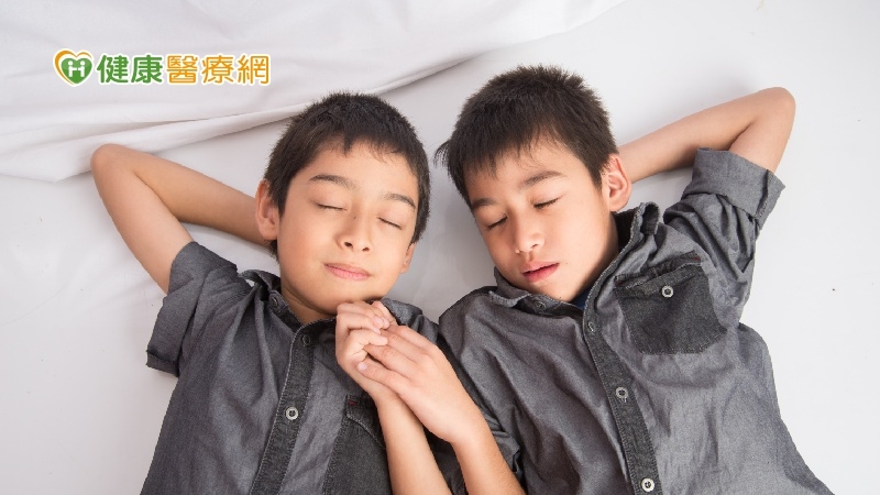 【內分泌小教室】 同卵雙胞胎身高卻差7cm！　醫傳授孩子快樂長高3重點