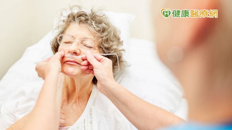 因急性腦中風置放鼻胃管　復健團隊陪伴移除鼻胃管邁向新人生