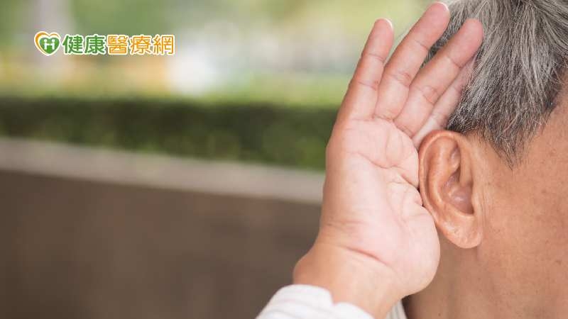 超長耳屎塞住耳道！阿伯耳鳴、耳悶、聽力下降　醫師籲7種人應定期清理耳垢