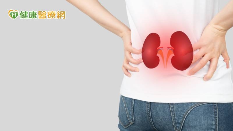 喝水就腰痛、嘔吐竟是「這病」惹禍　達文西手術精準縫合加速康復