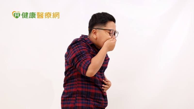 9歲童吃東西狂吐、體重驟降　上腸繫膜動脈症候群作怪！快看有無這5症狀