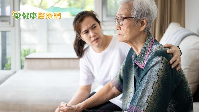失智者尋找逝世親友…家人該如何回應？　了解溝通困難7原因、溝通技巧！