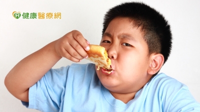 8成肥胖學童吃飯配3C　親子無共餐過胖風險恐增加3.7倍