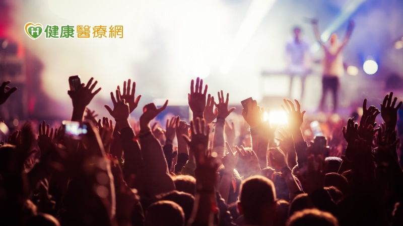 演唱會、遊樂場震耳欲聾！　把握「6060原則」護耳