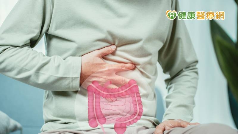 爬山後腹瀉、血便！檢查驚見「腸子有數條白色條狀物」　醫揭1行為害的 