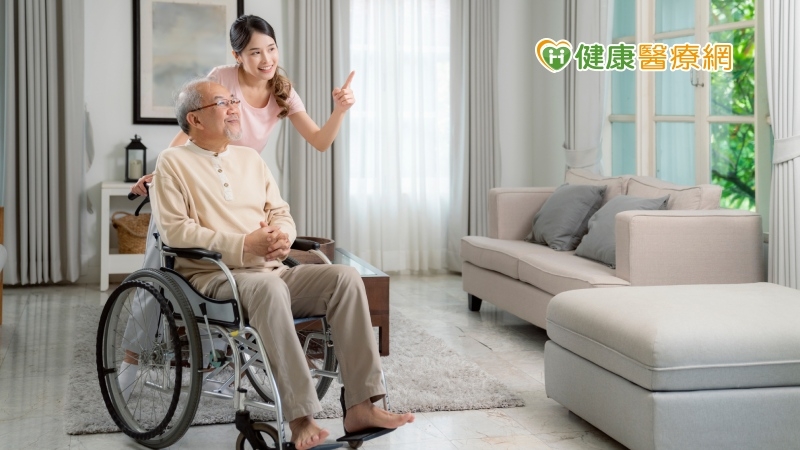 協助長輩出門透透氣　助行器、輪椅、電動代步車5種比一比