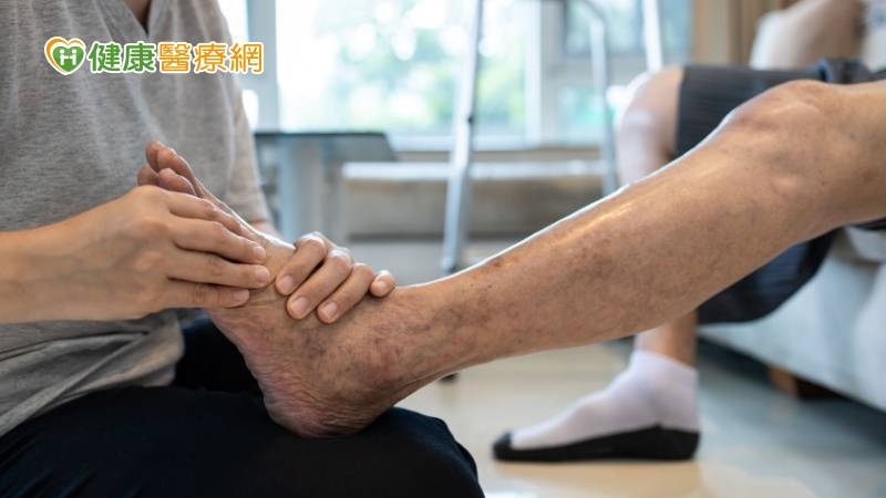 七旬阿公腳麻痛到變冰冷險截肢！　醫列「5大跡象」及時搶救