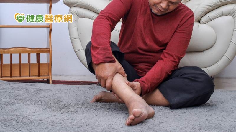 70歲老翁餐飲業久站腳上現「蚯蚓狀」大靜脈　靜脈曲張又潰瘍該如何治療？