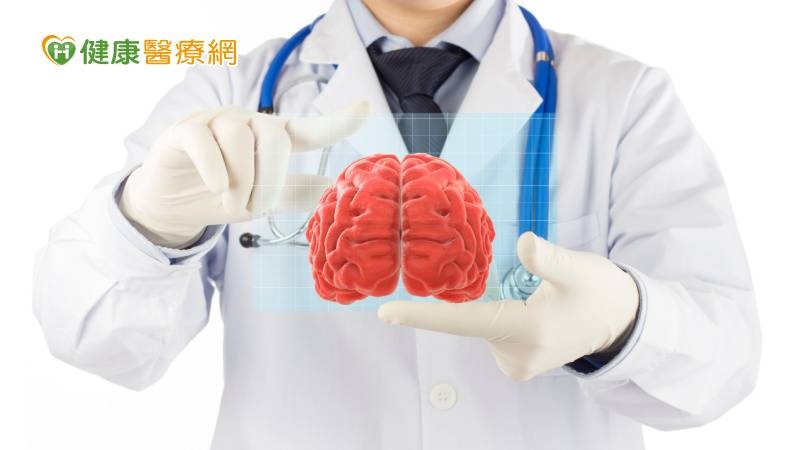 「巴金森病」男站在馬路中央卻踏不出一步！　健保補助「深部腦刺激術」助重返職場