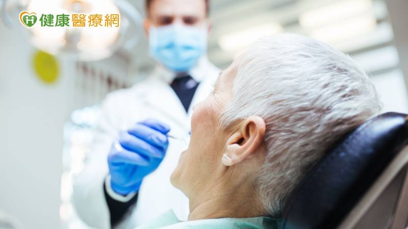 口內長青春痘竟是牙骨質撕裂　翻瓣清創再生手術助康復