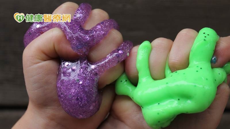 夏日危肌／小心「史萊姆皮膚炎」！　硼砂、膠水防腐劑等都是皮膚危機