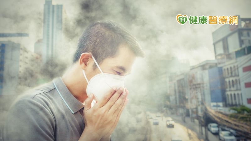60歲男喘吁吁以為長新冠　就醫發現是致命「菜瓜布肺」