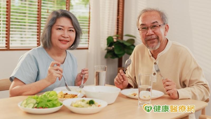 無人備餐、隨便吃恐營養不均！　4招讓長輩吃出健康活力
