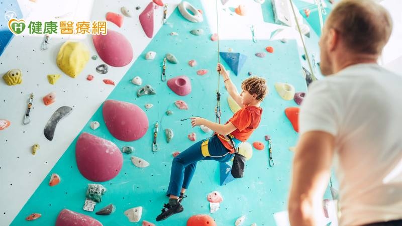 親子合作挑戰攀岩！　「這樣做」有助青少年因應壓力