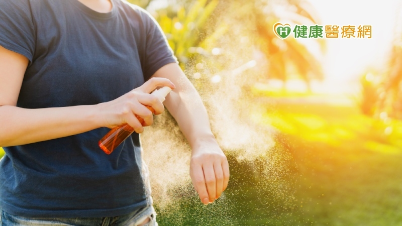 登革熱疫情再起　防曬乳和防蚊液哪個先擦？　藥師這樣說
